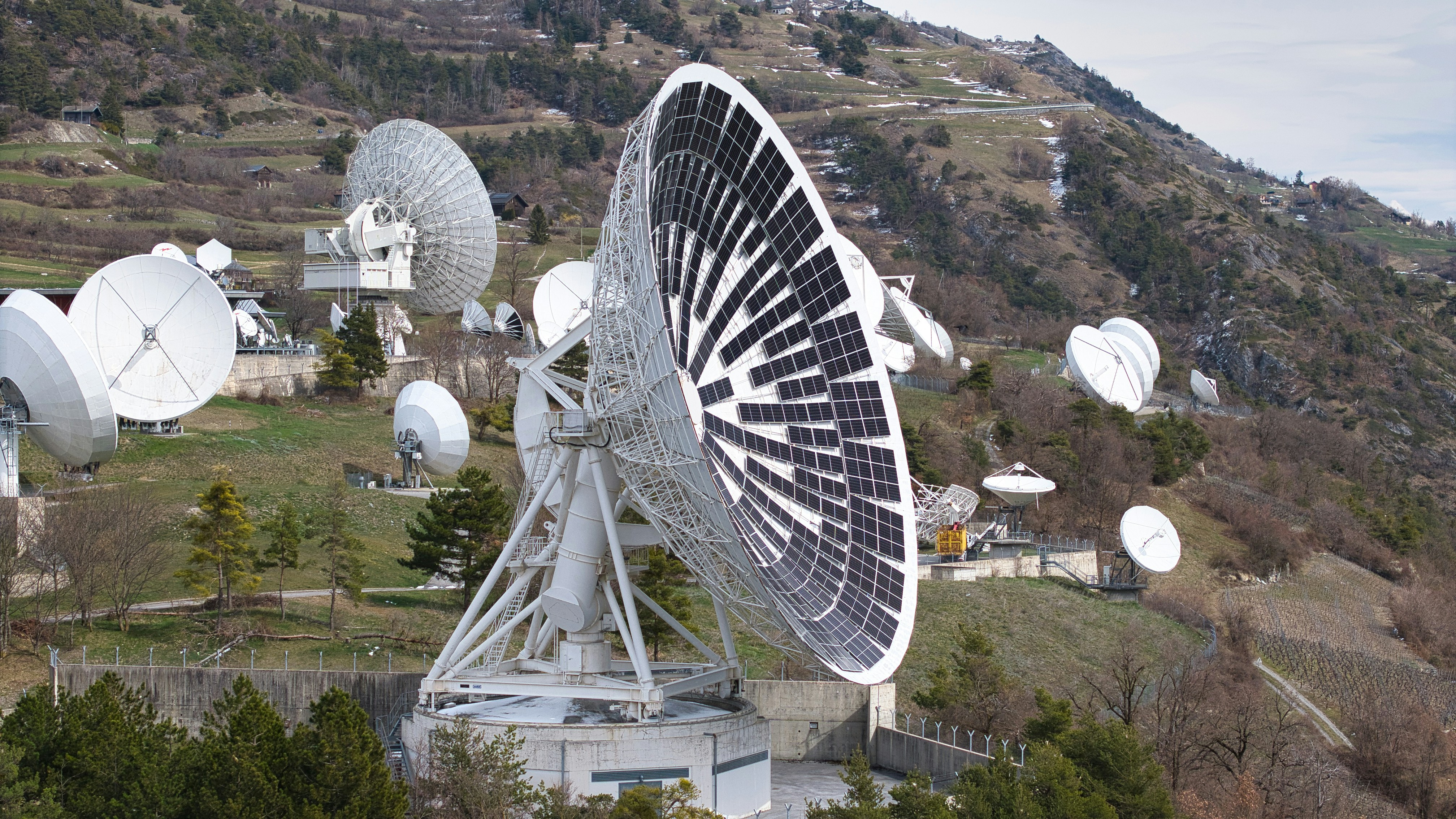 Sistemas multi-BS multi-RIS de antenas Pinching eficientes espectral y energéticamente: Un enfoque basado en GNN