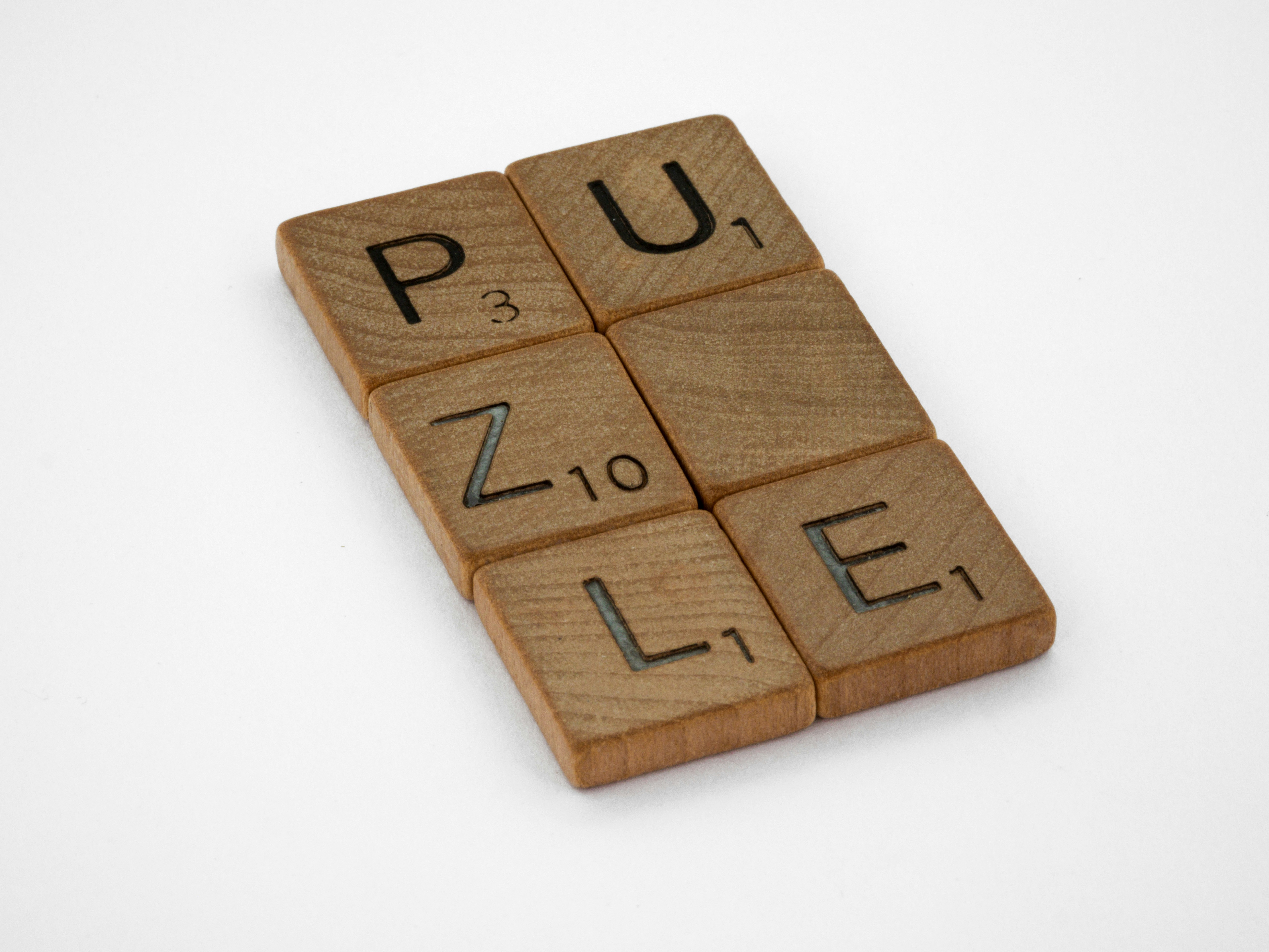 Enfoque automatizado para resolver juegos de alcanzabilidad polinomiales de estado infinito