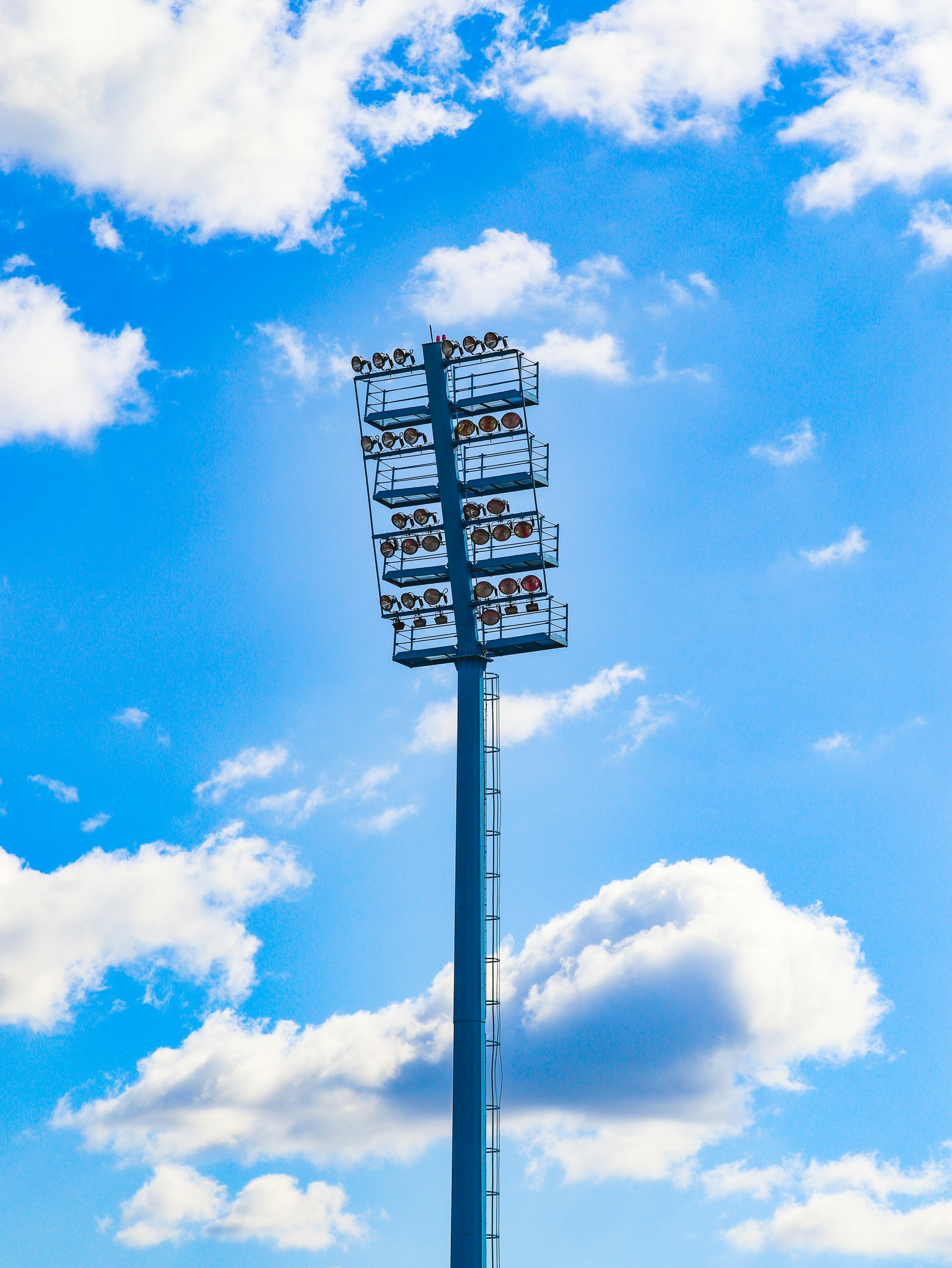 ¿Qué soluciones en la nube ofrecen optimización de costos para organizaciones deportivas en Madrid?