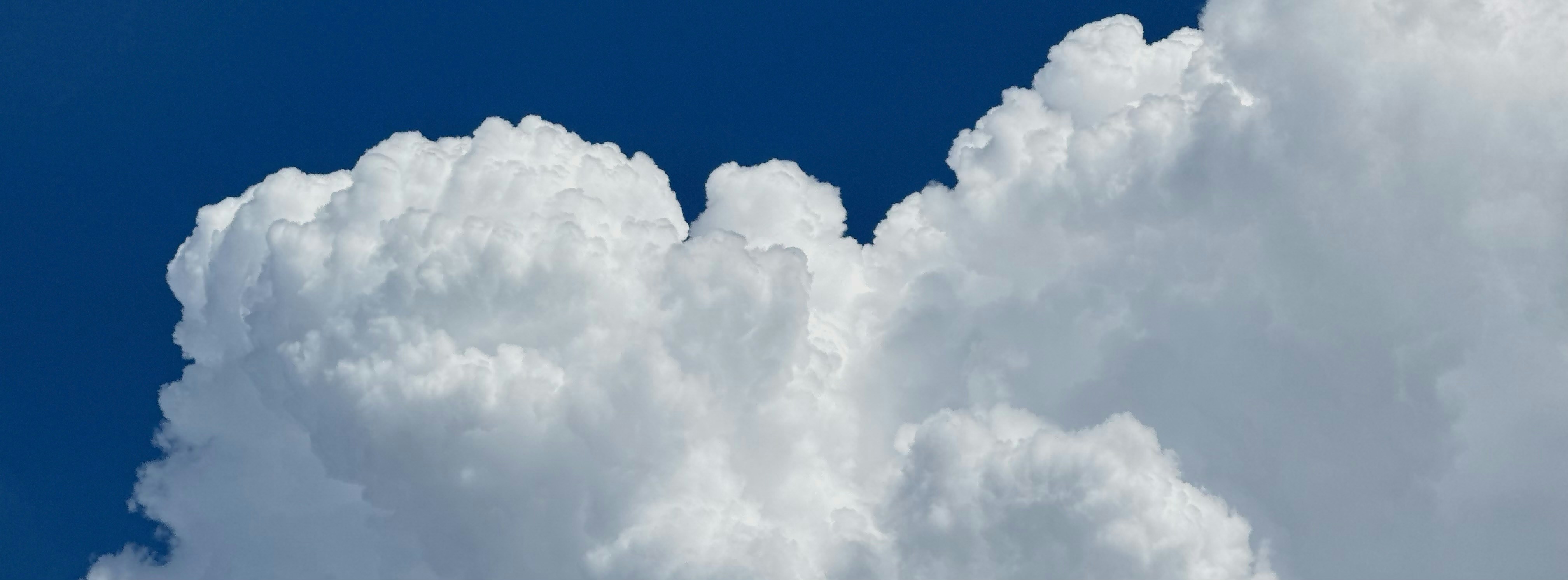 ¿Ofrece Q2BSTUDIO incorporación o documentación para alojamiento en la nube de aplicaciones de software personalizado?