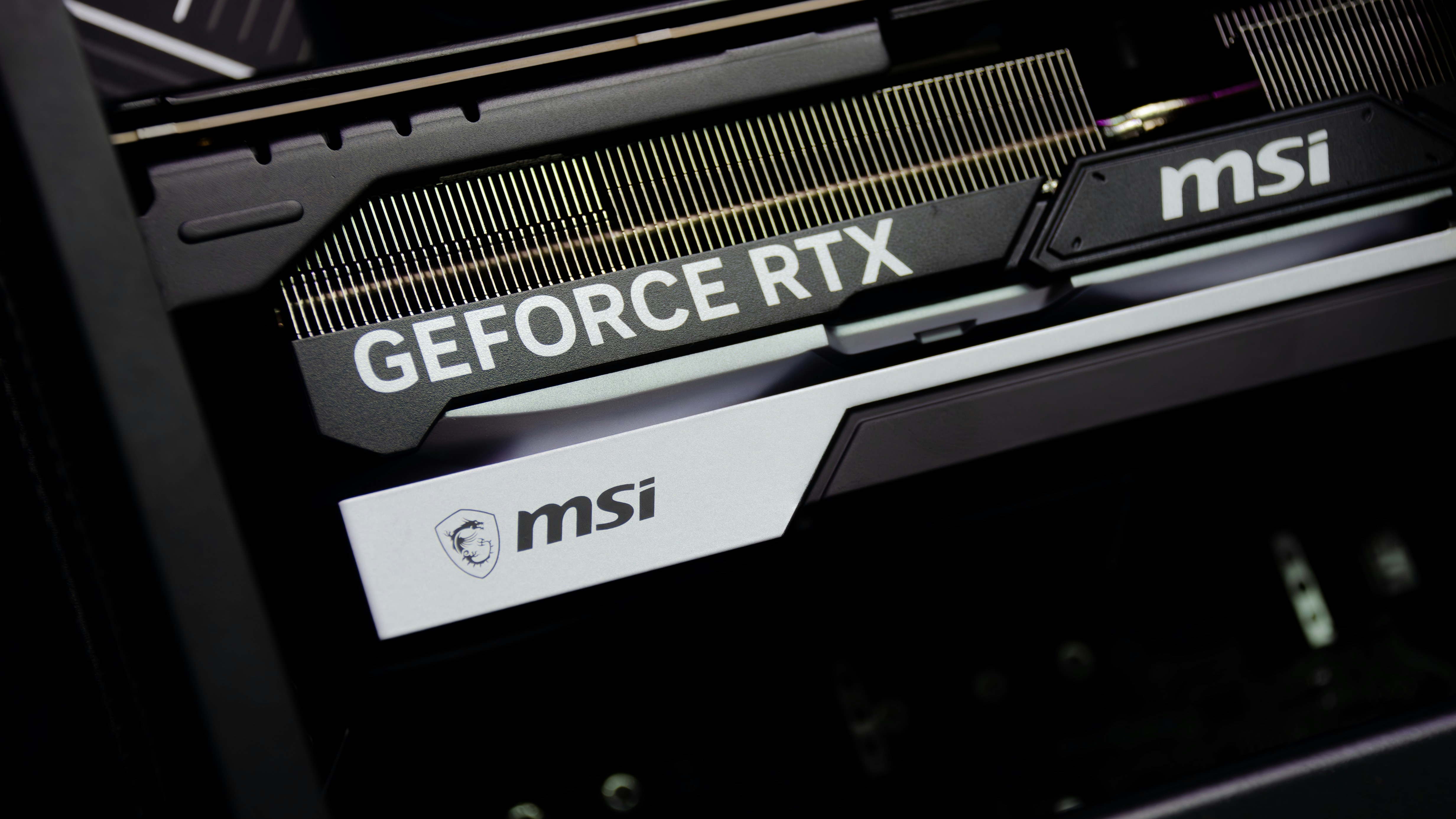 El soporte para monitor de alta resistencia de MSI maneja ultraanchos de 49 pulgadas. Ahora cuesta $80