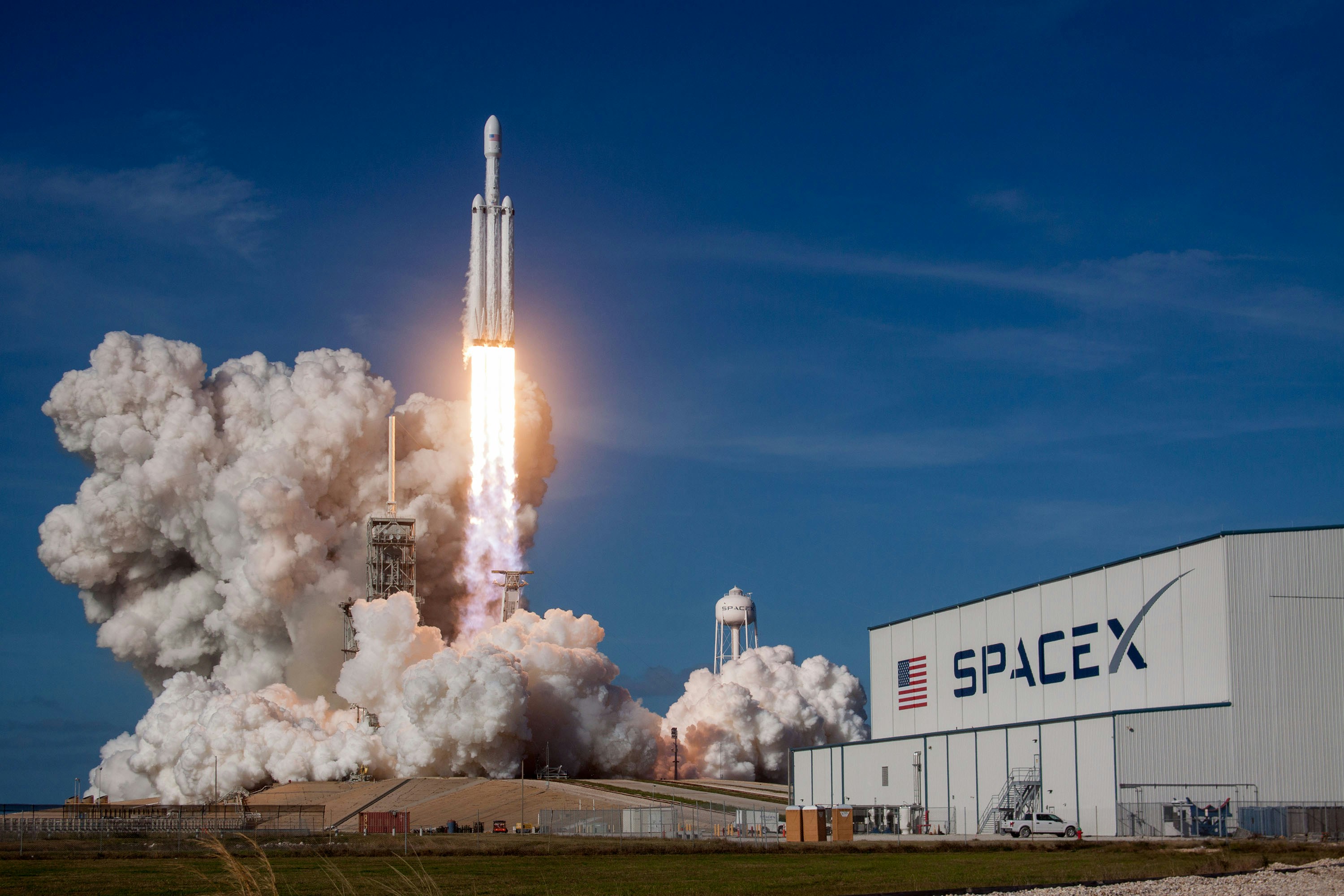 SpaceX saca del polvo al Falcon Heavy para su primer vuelo en 18 meses