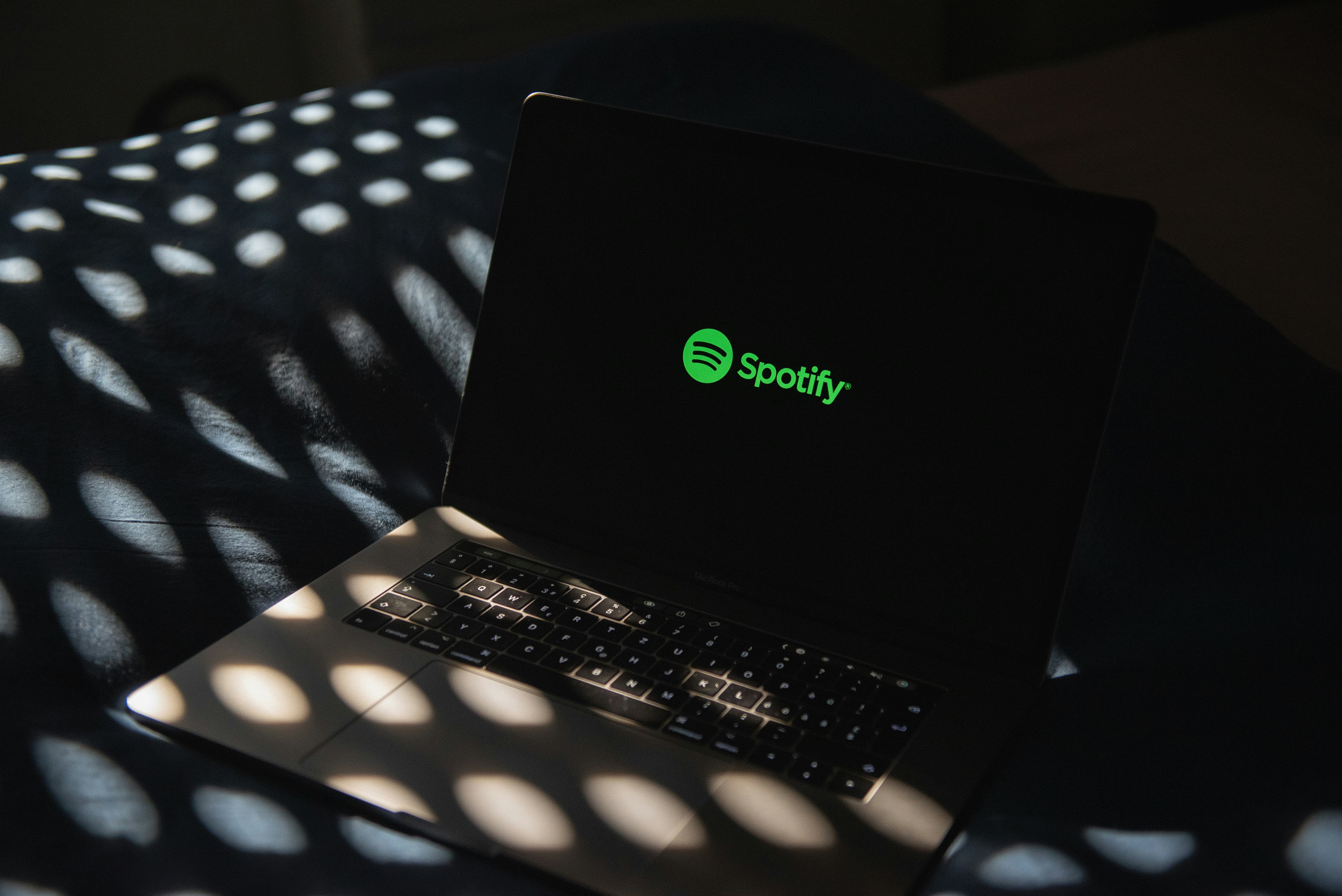 Spotify está implementando una nueva interfaz de usuario y gestos en su aplicación para Wear OS