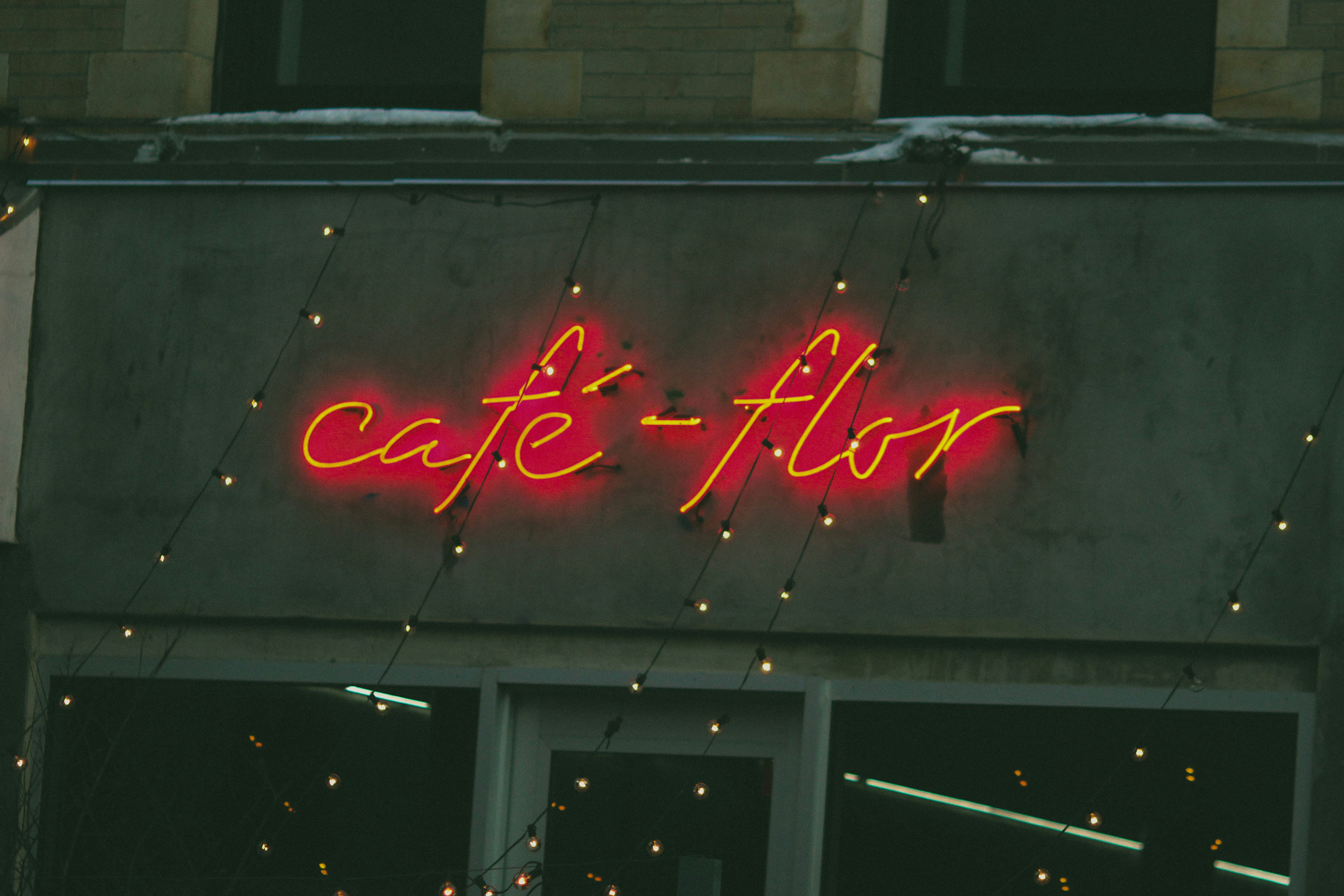 Su cartel de restaurante es tan famoso que tiene 1 millón de seguidores. Así es como convirtieron un éxito viral en un negocio.