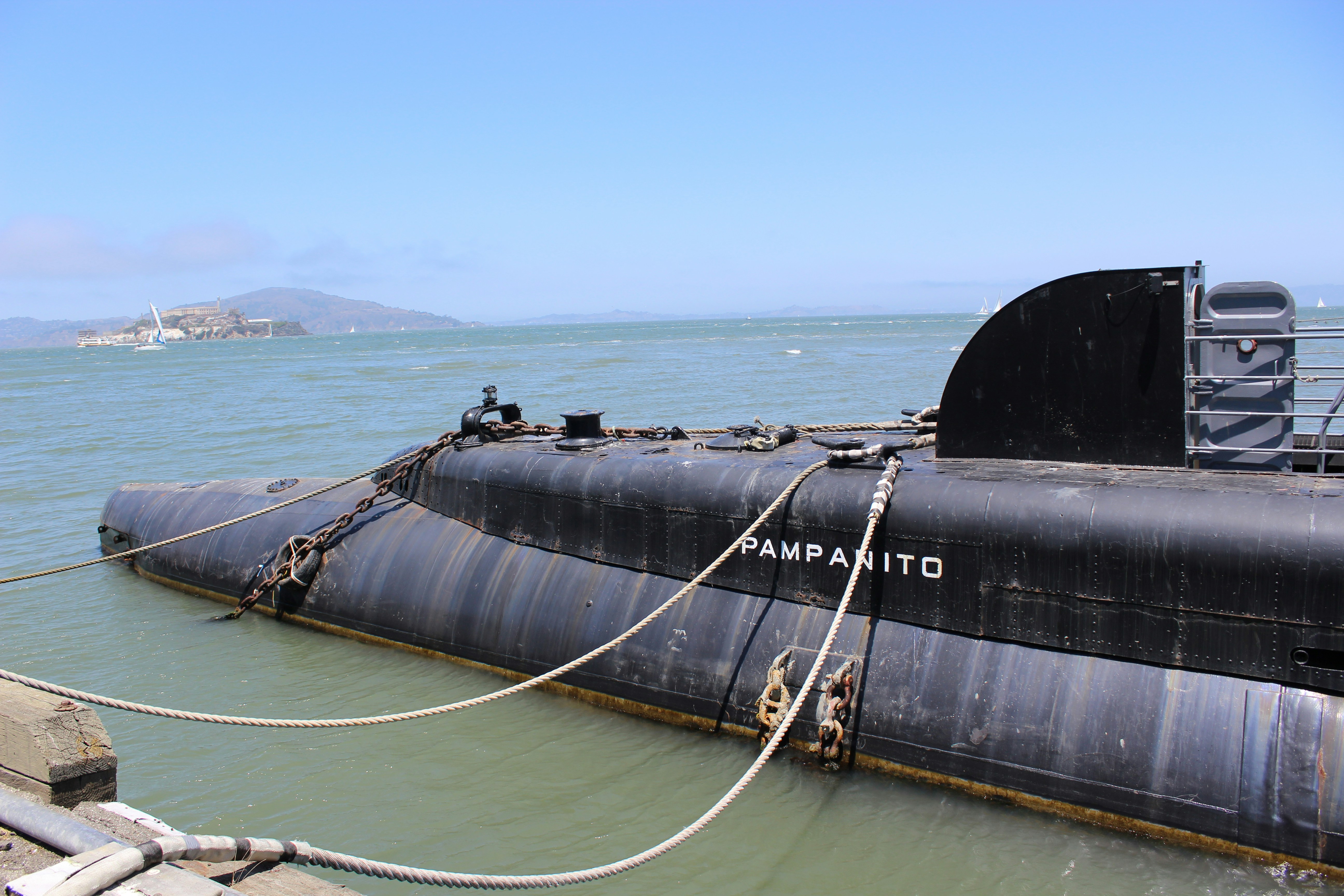 Rusia inspecciona cables submarinos; UK responde con nuevas penas