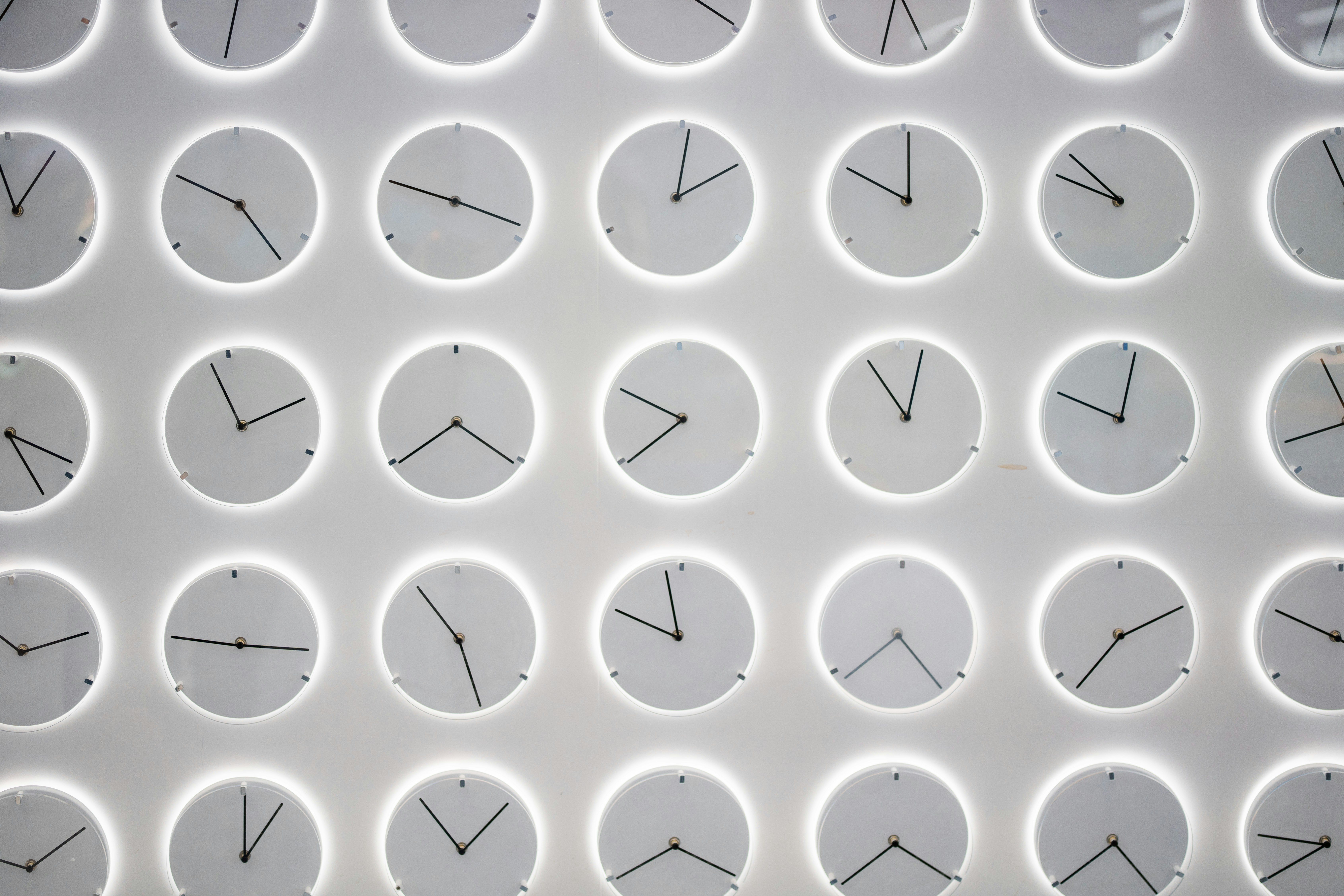 SwiftCTS: Optimización Pareto de Clock Tree con Calibración Few-Shot