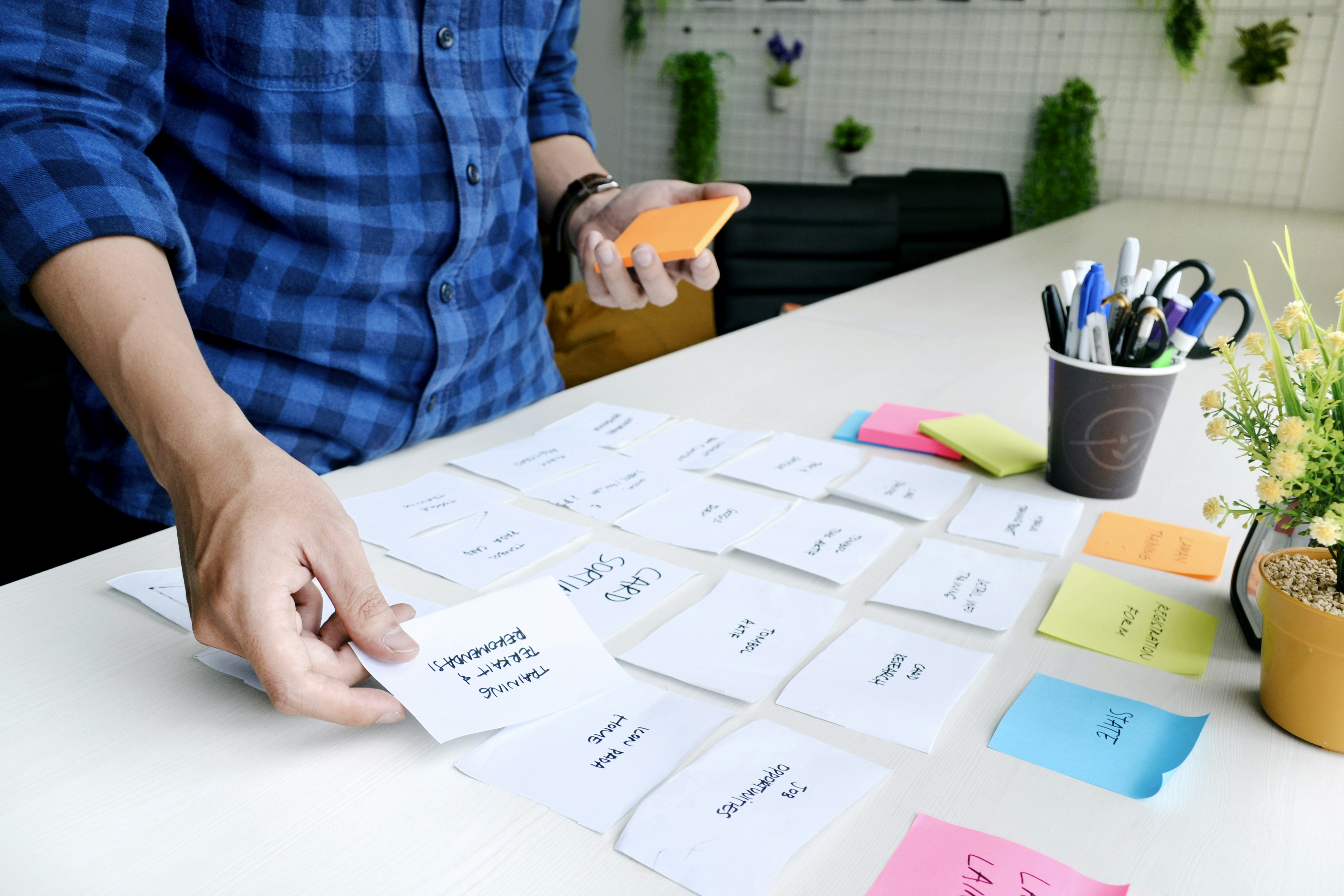 Tarjetas de Memoria Decision-Aware para Agentes LLM