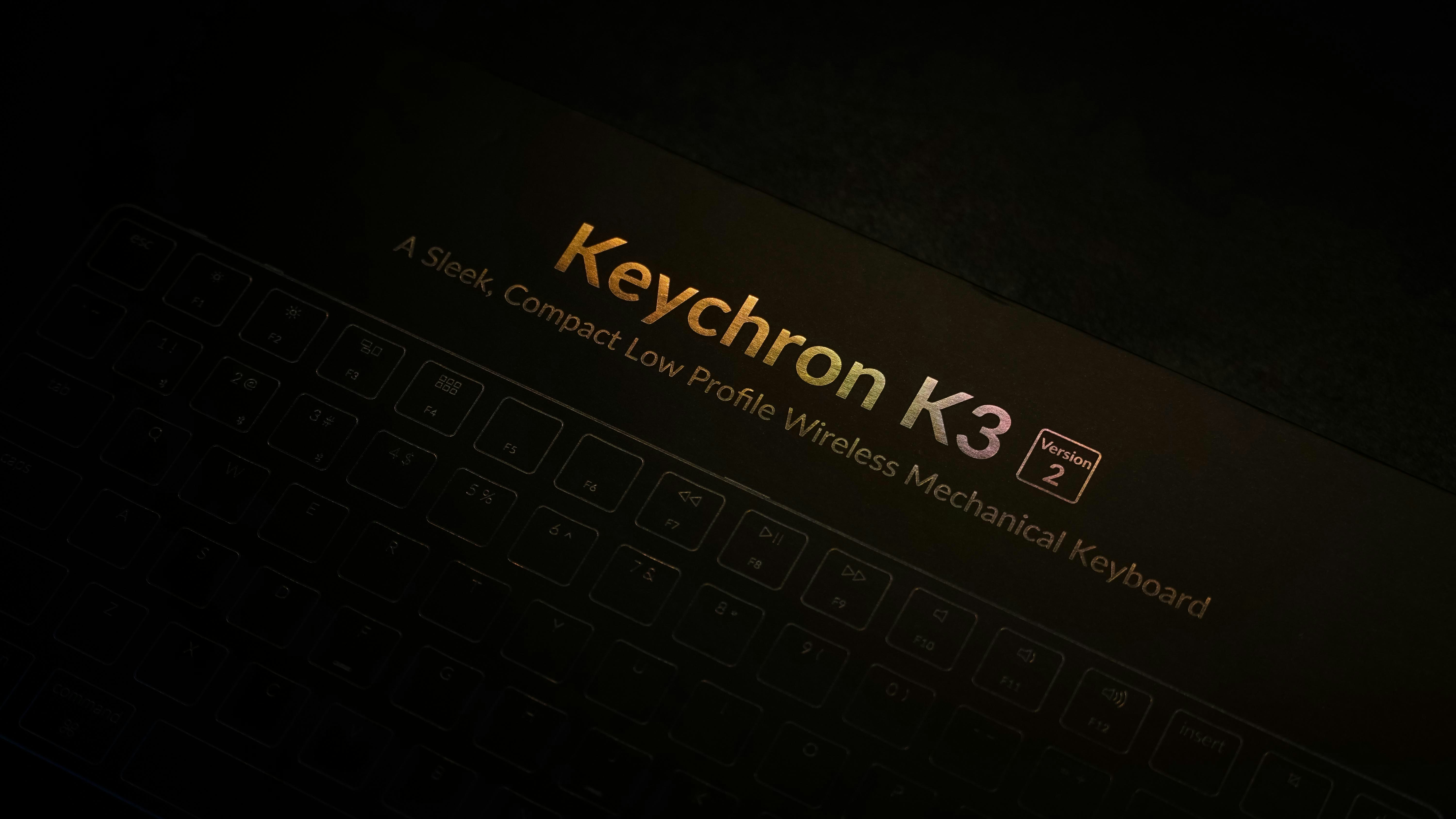 El nuevo teclado inalámbrico ultradelgado de Keychron se dobla por la mitad