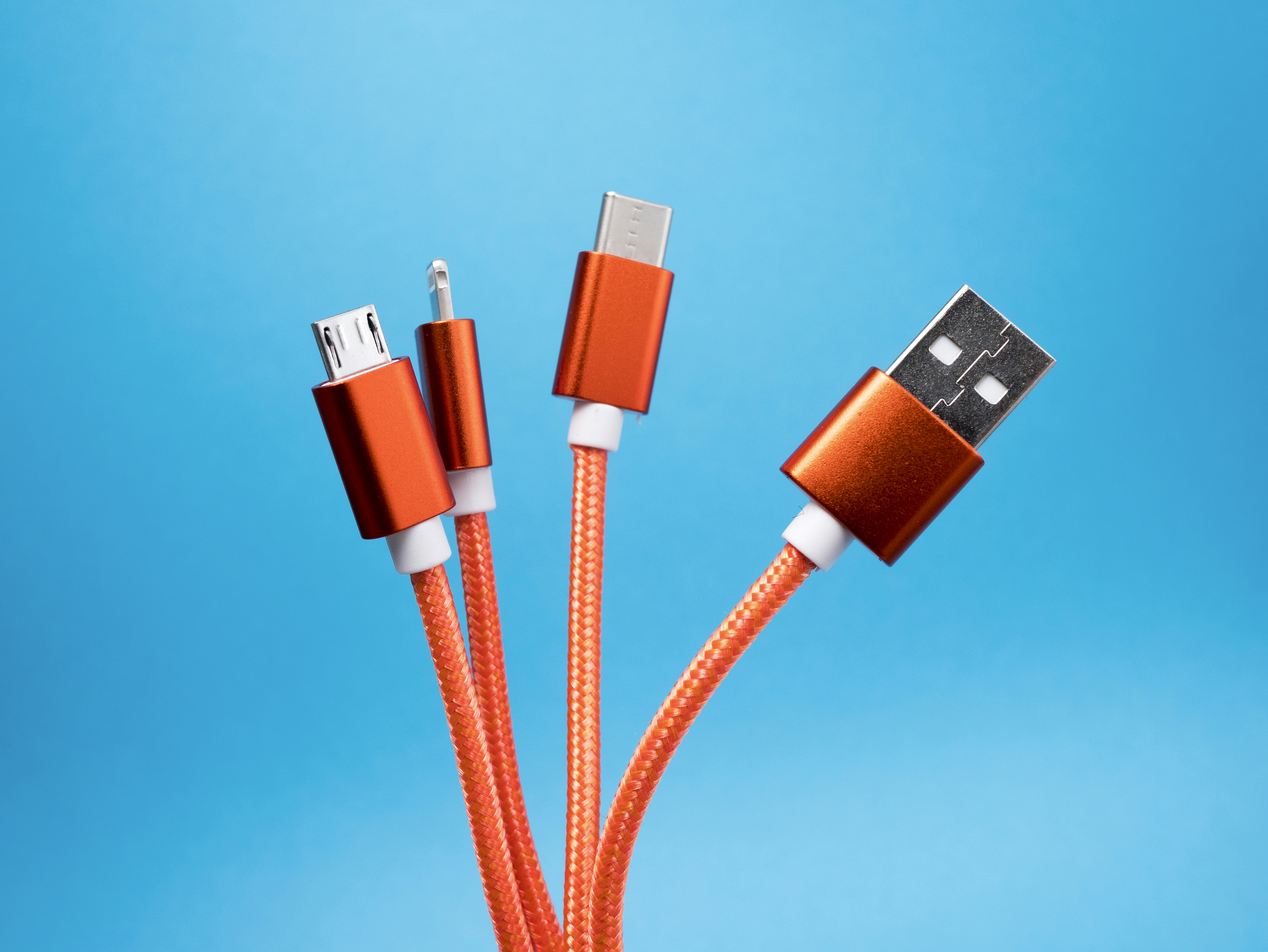 La tecnología que prometió acabar con los cables USB hace 20 años (y por qué murió)