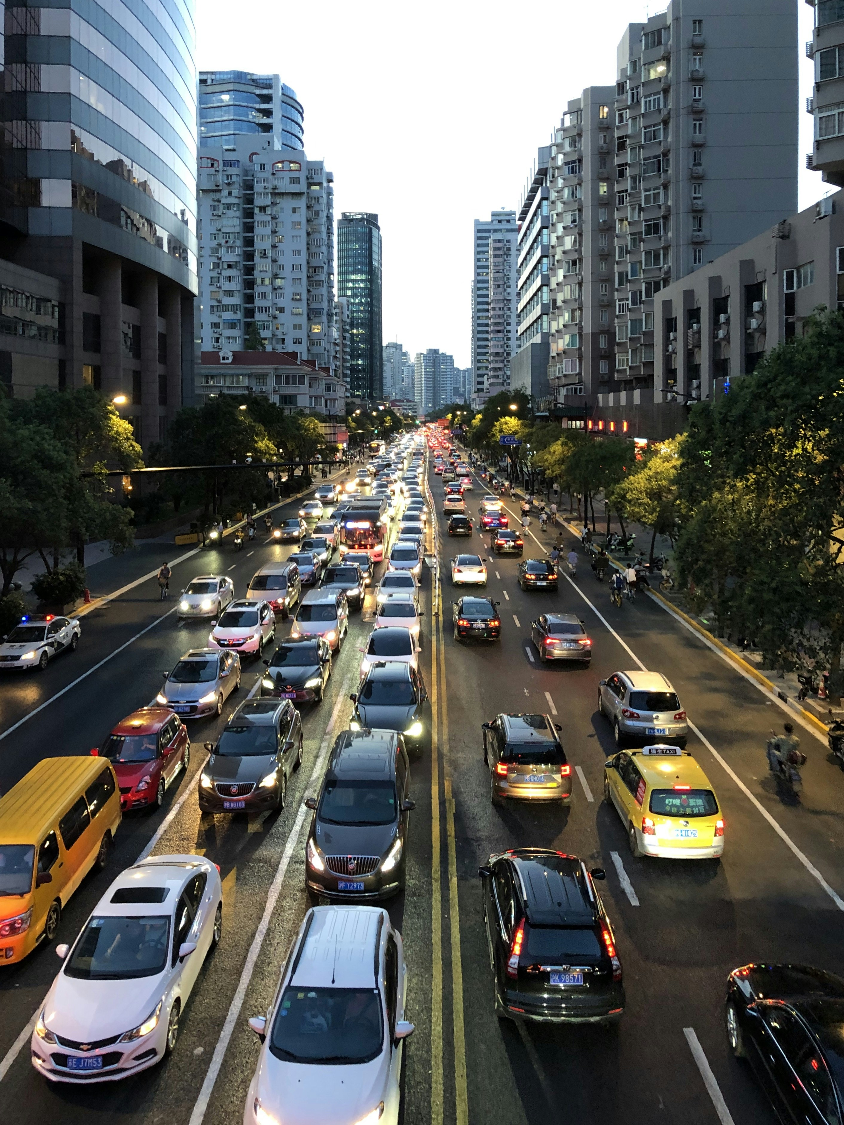 TrafficClaw: Agente LLM generalizable para control de tráfico urbano