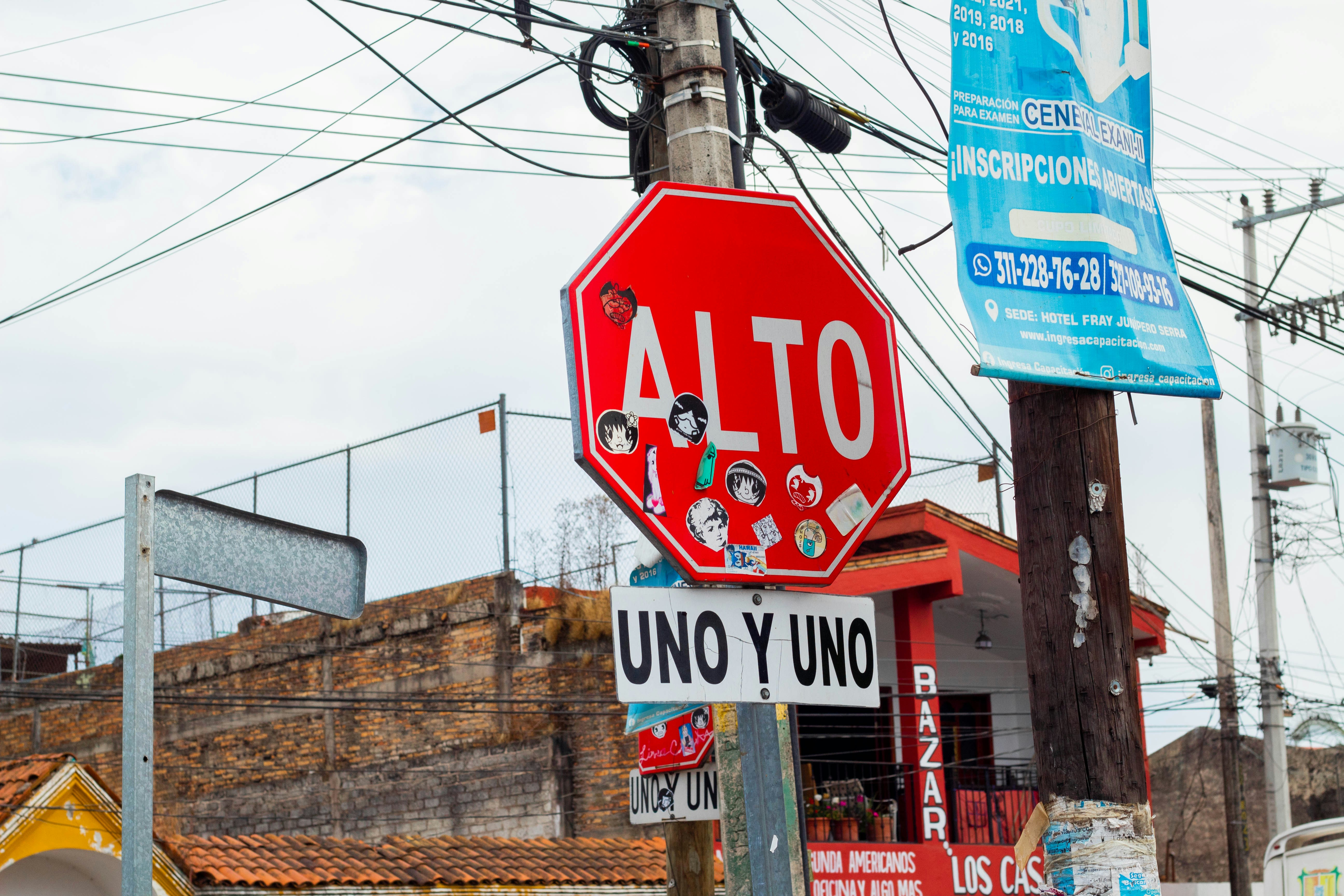 Uno para todos: Un Transformer no lineal puede habilitar la generalización entre dominios para el aprendizaje por refuerzo en contexto