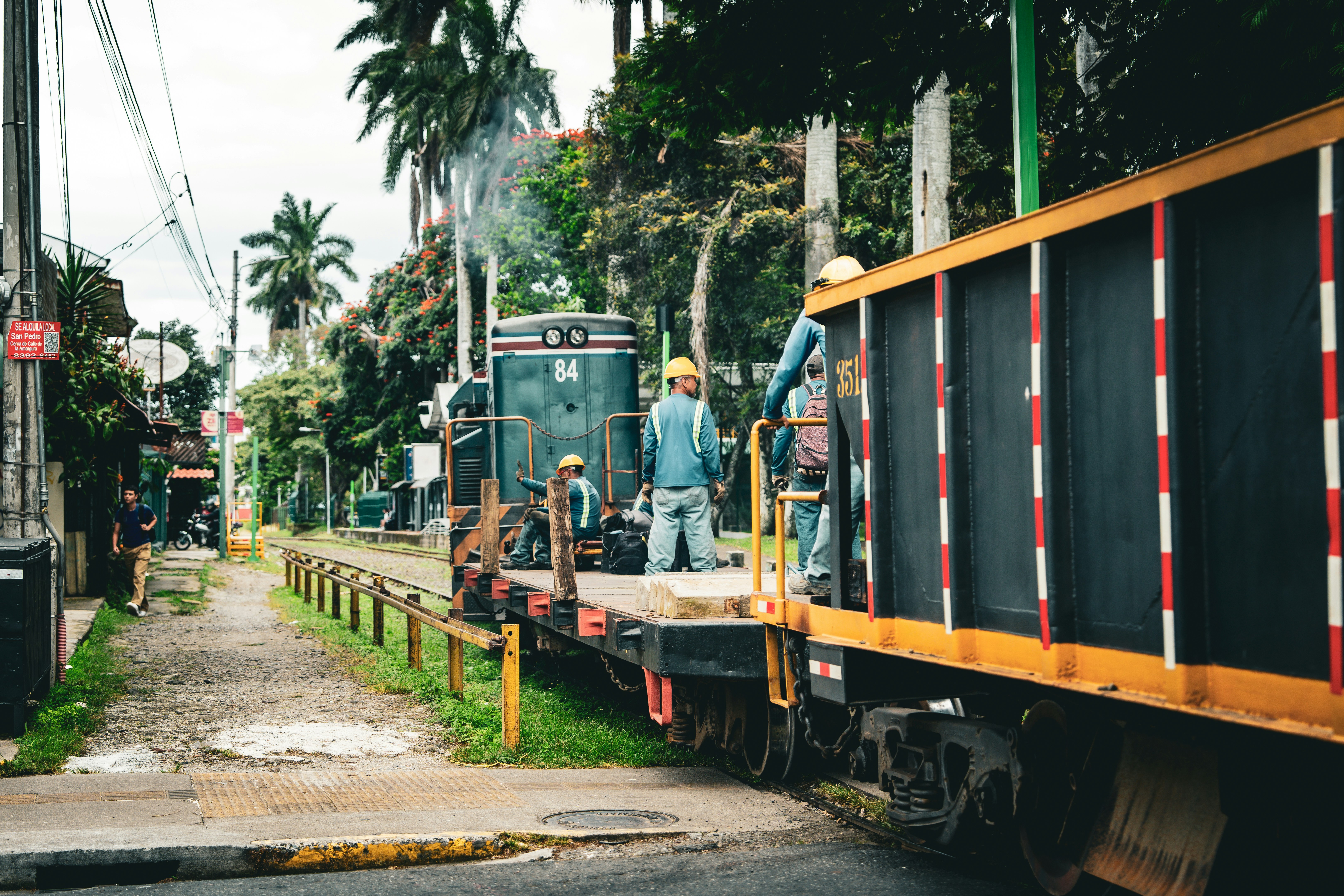 Resolución global del transporte óptimo desbalanceado y control de densidad para distribuciones gaussianas