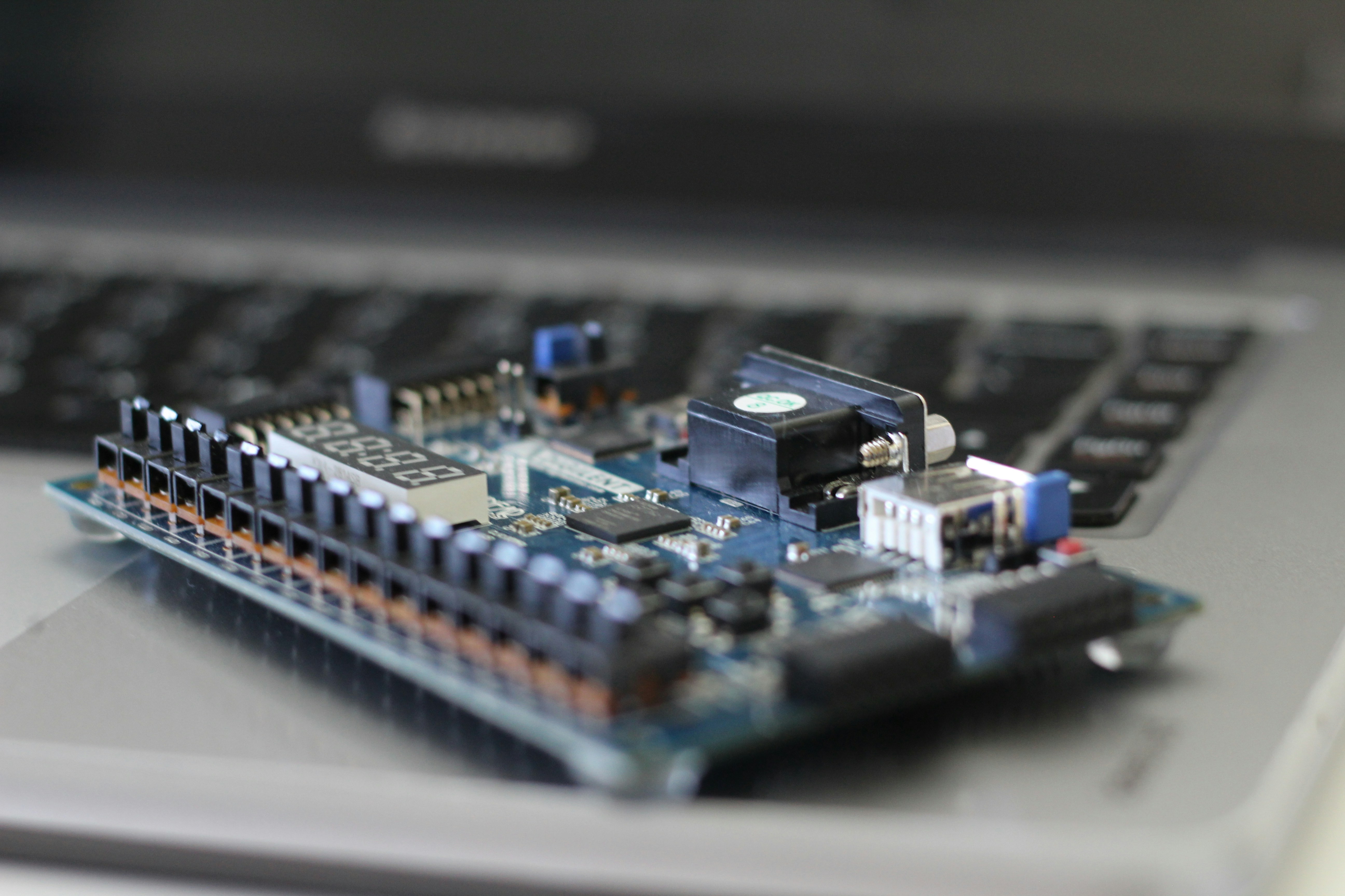 TRINE: Motor FPGA adaptativo en tiempo real para IA multimodal