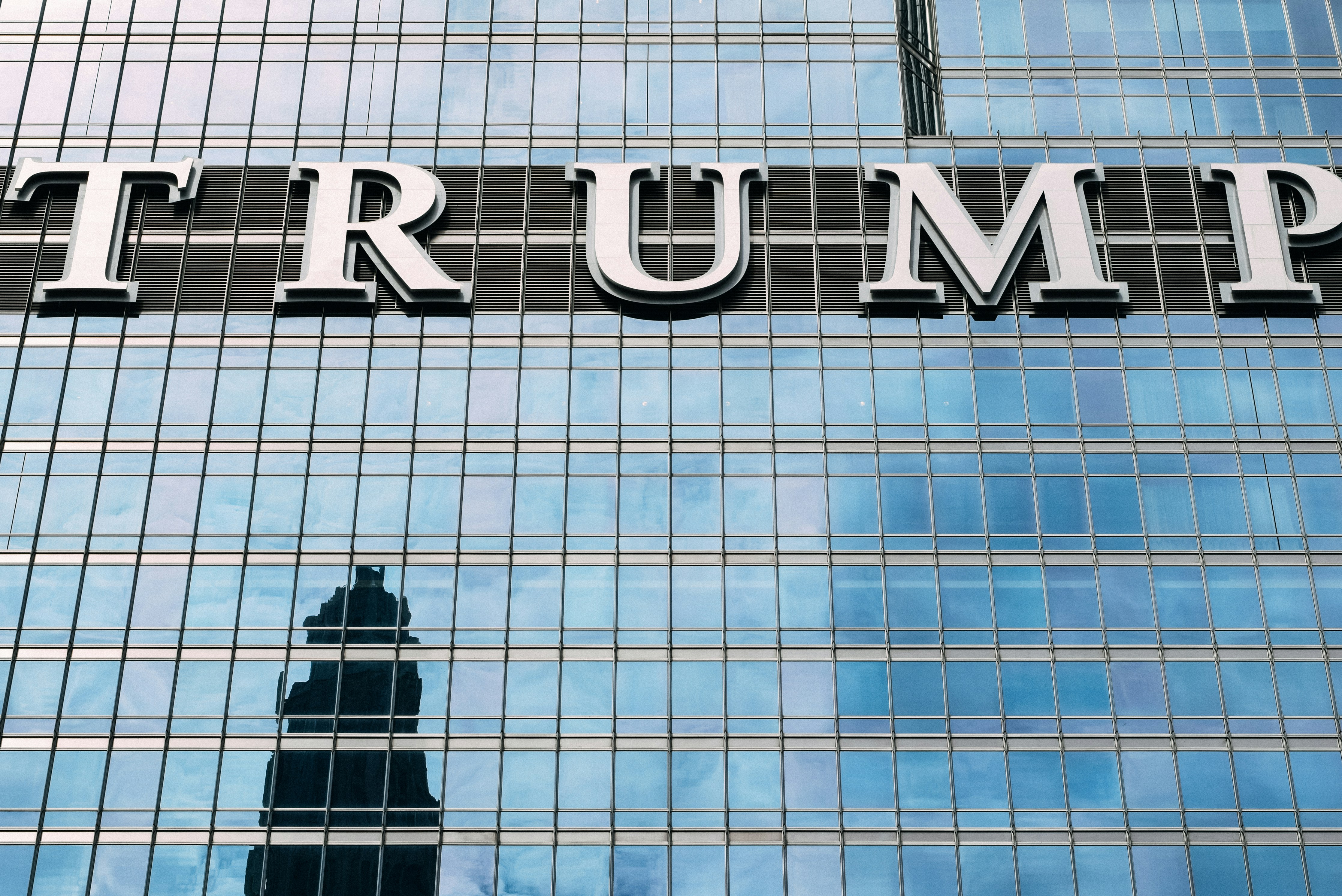 Trump cambia de rumbo sobre la regulación de la IA, un trabajador despedido por DOGE se postula para un cargo, y el hantavirus explicado