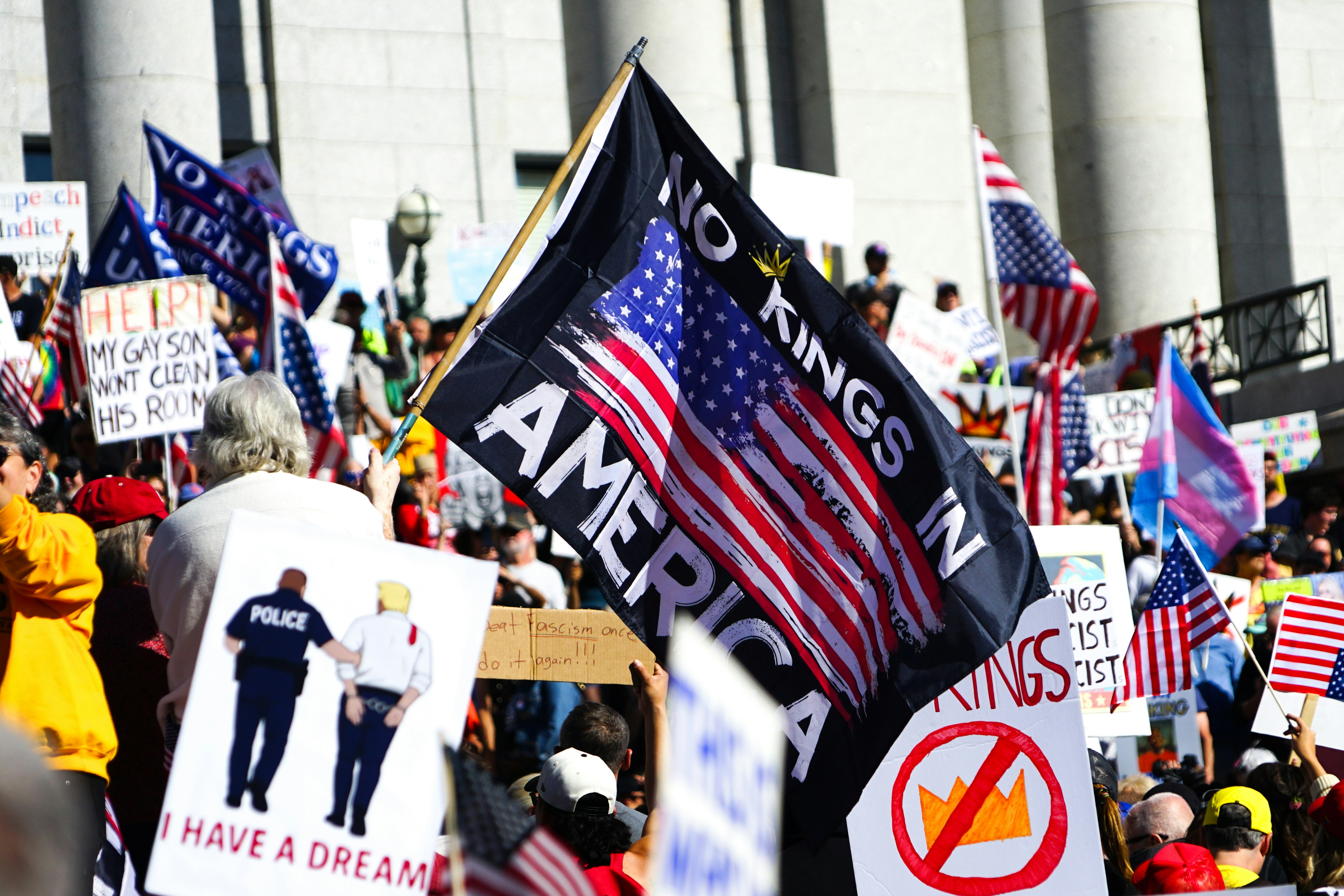 Trump ordena a agencias federales dejar los servicios Antropicos en medio de una disputa con el Pentágono