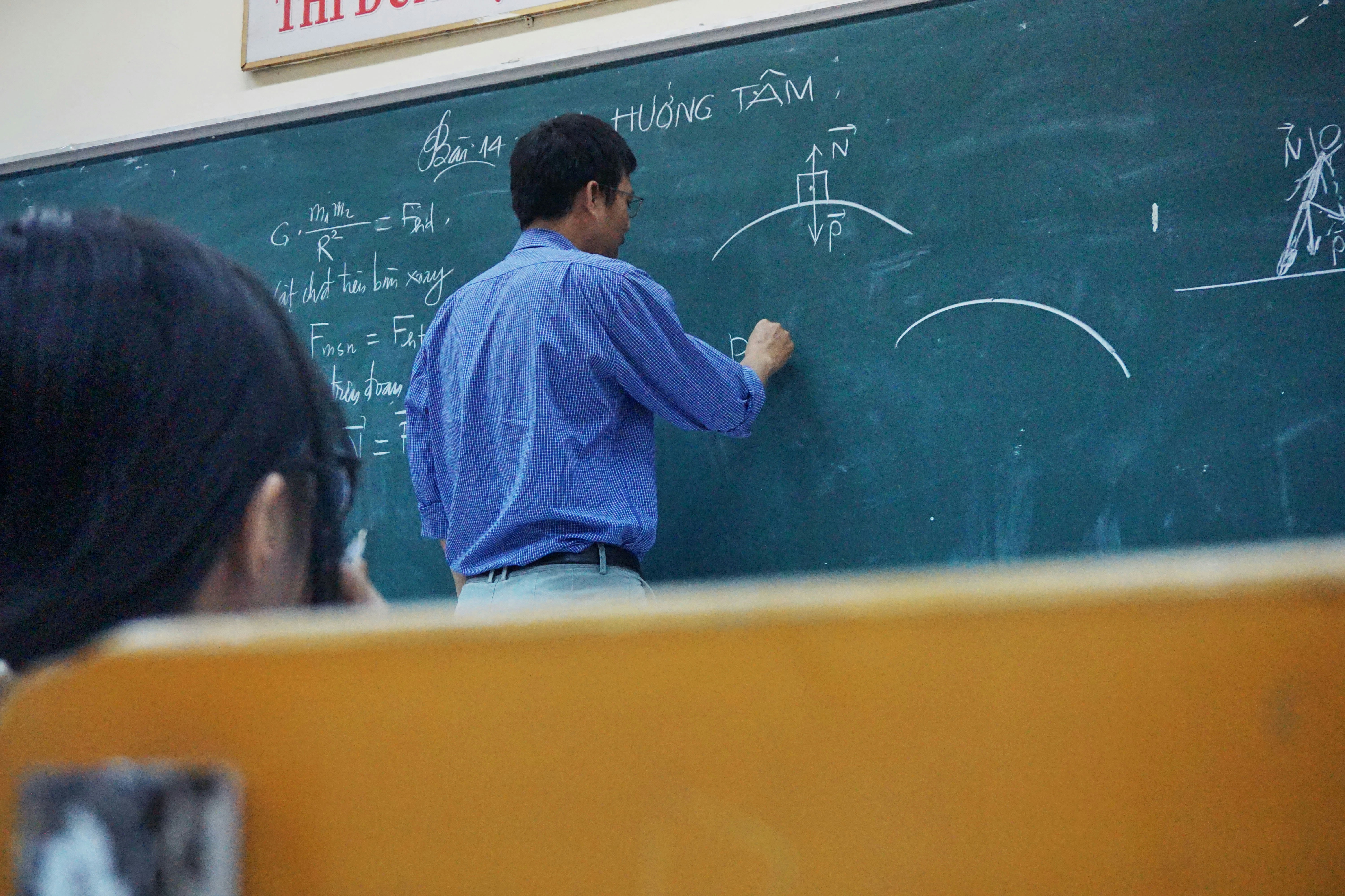 Tutor de IA para estudiantes que quieren entender semiconductores y electrónica