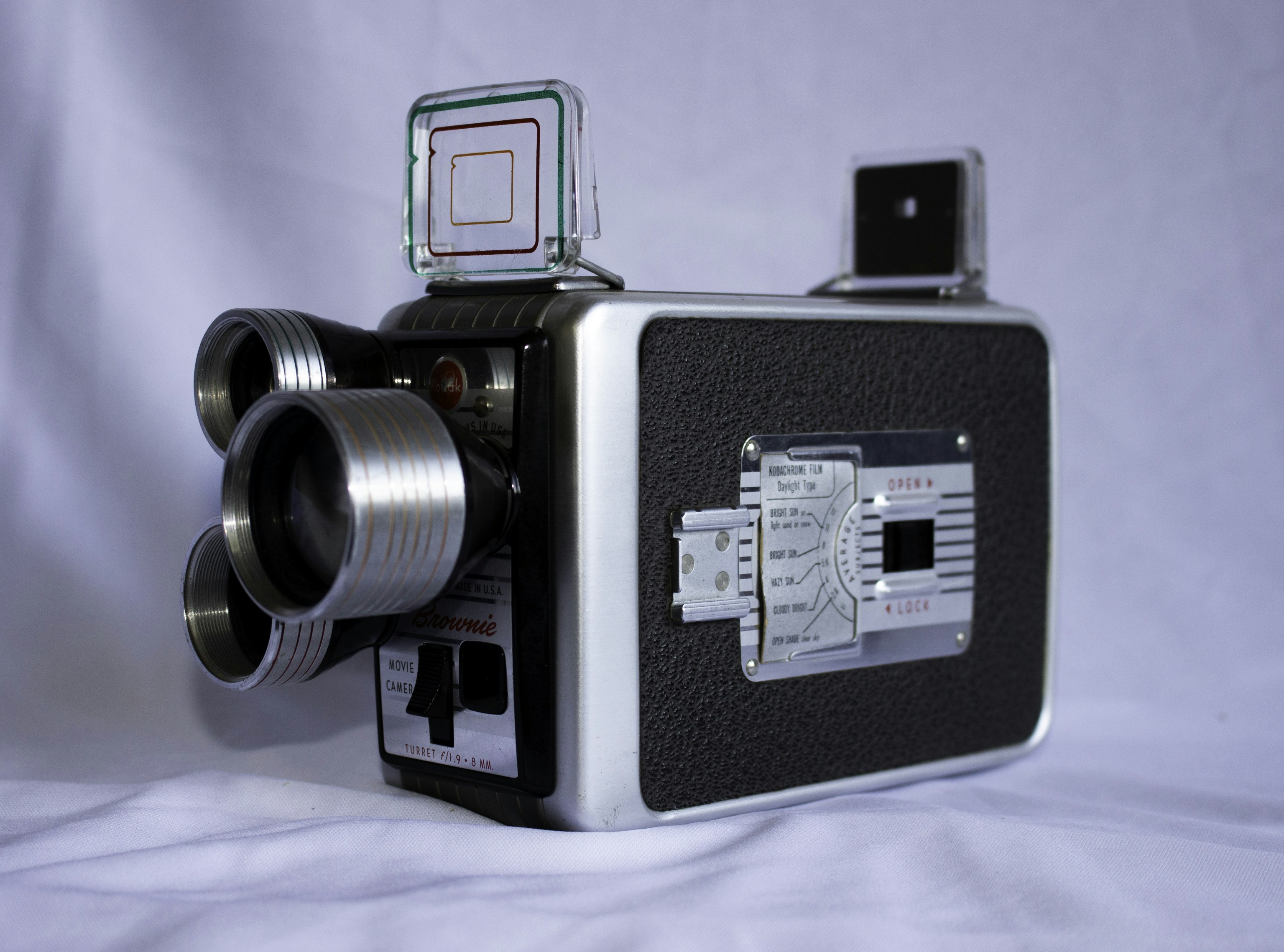 Pensando con la cámara: Un modelo multimodal unificado para la comprensión y generación centrada en la cámara