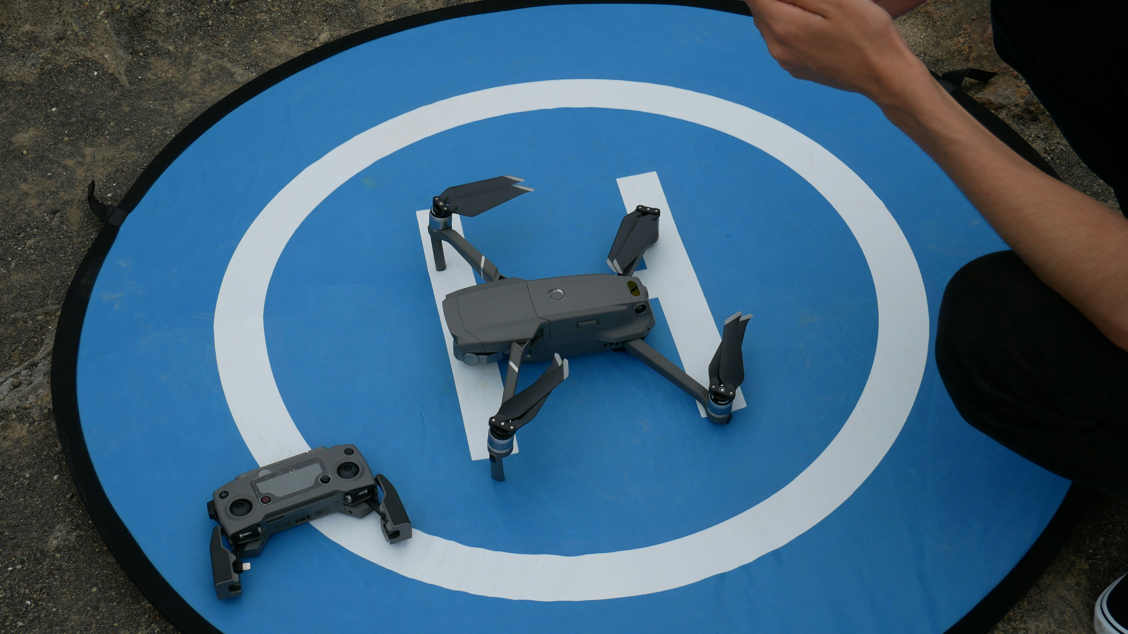 Sistema de seguimiento GNSS de múltiples drones estables para robots marinos