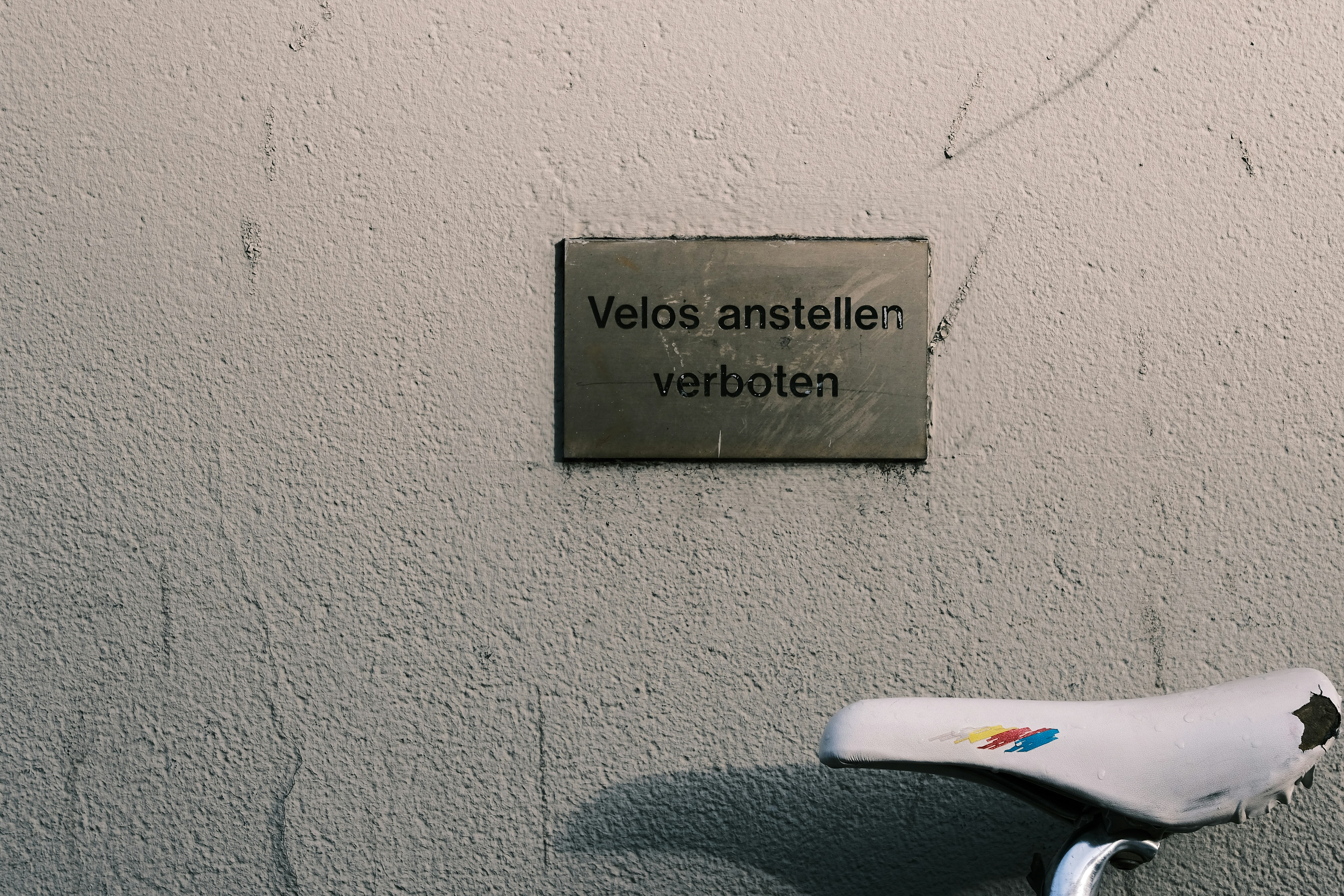 Un técnico recibió instrucciones estrictas de no interrumpir al cliente. Luego tocó una caja y las luces se apagaron