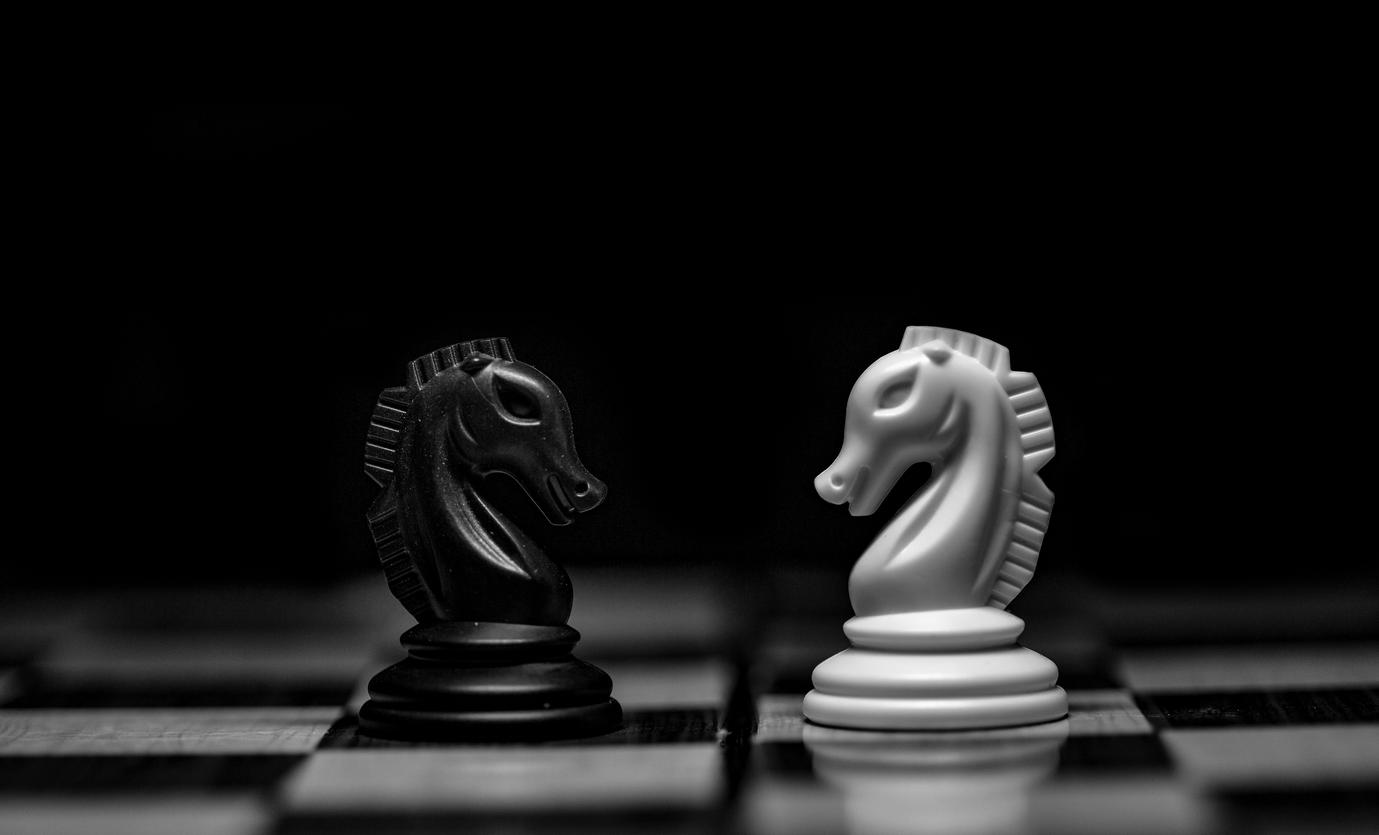 UniMaia: Dirigiendo políticas de ajedrez con lenguaje para un juego similar al humano