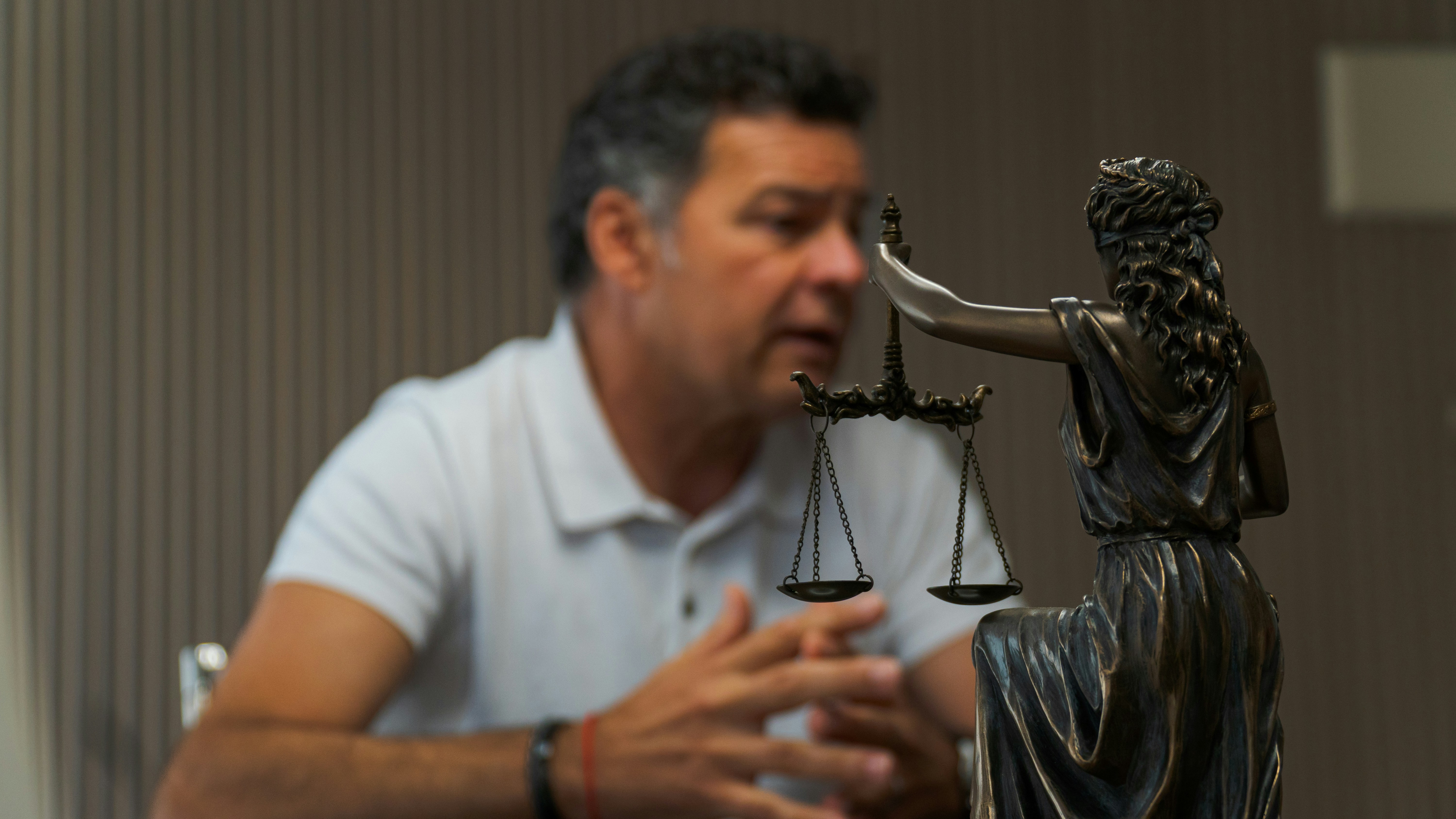 VERDI: Estimación de confianza de una sola llamada para jueces LLM basados en verificación mediante inferencia descompuesta