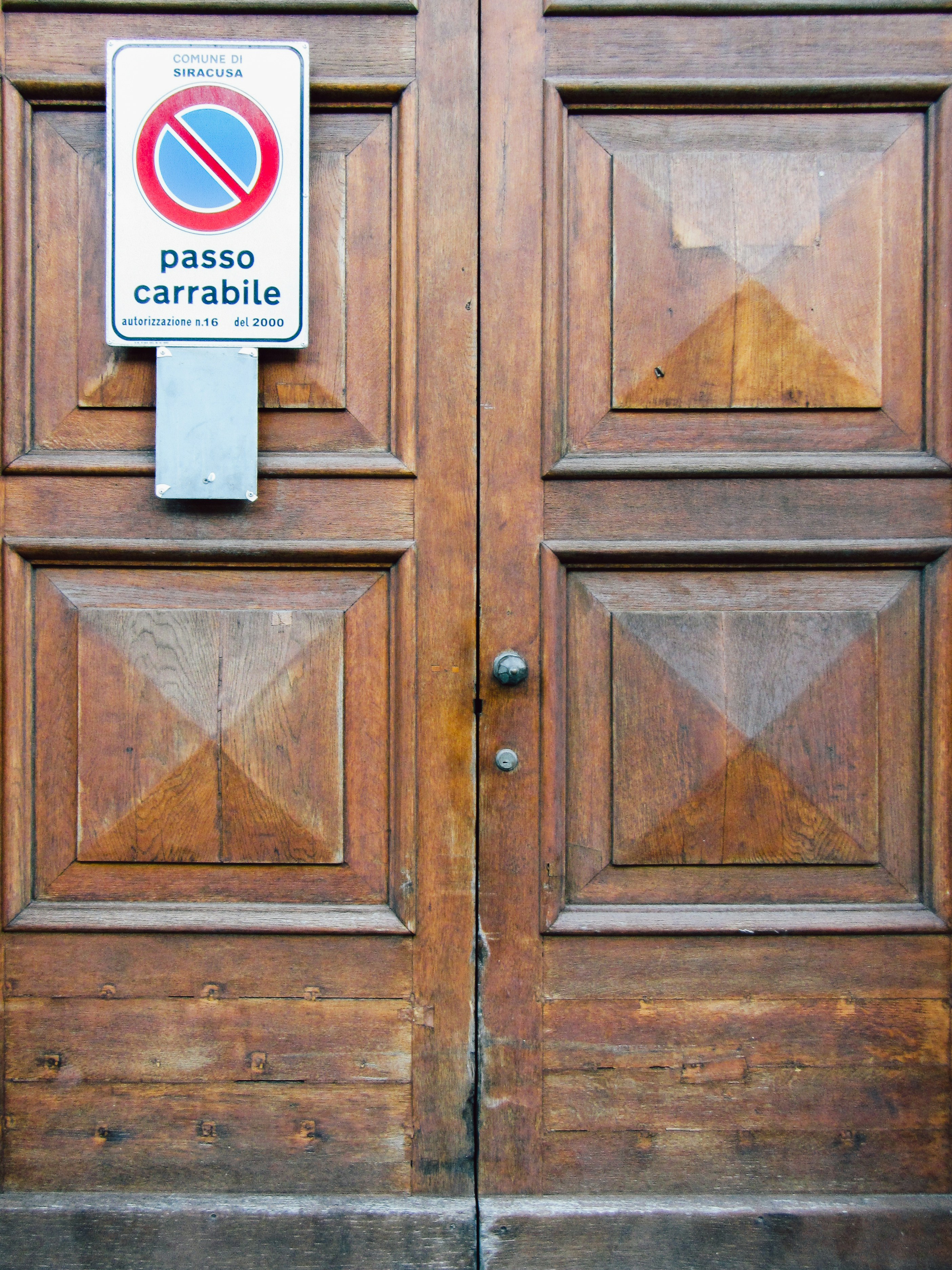 Hacia la verificación de propiedad basada en puertas traseras para modelos de visión-lenguaje-acción