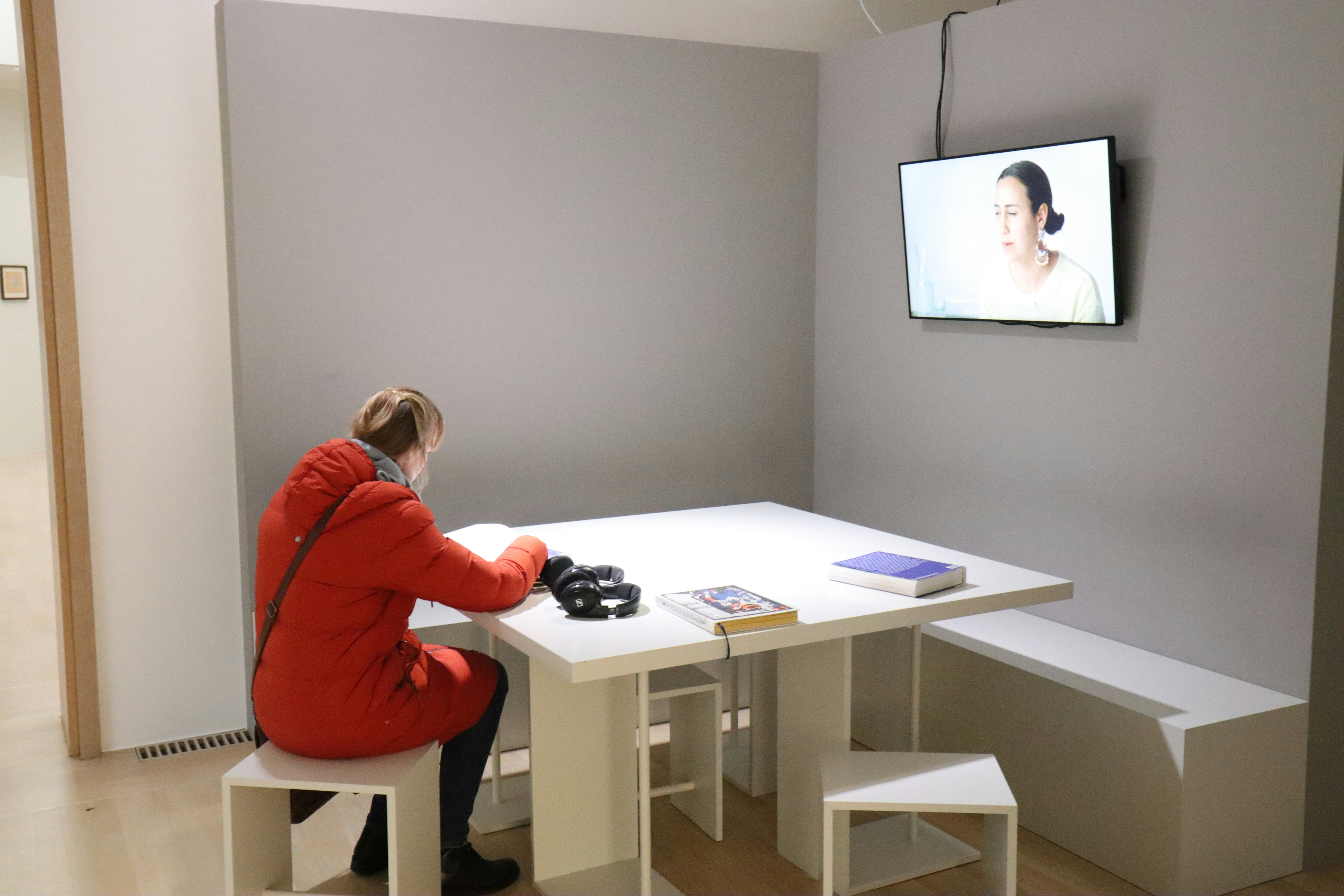 VideoRouter: Enrutamiento Dual Adaptativo a la Consulta para la Comprensión Eficiente de Videos Largos